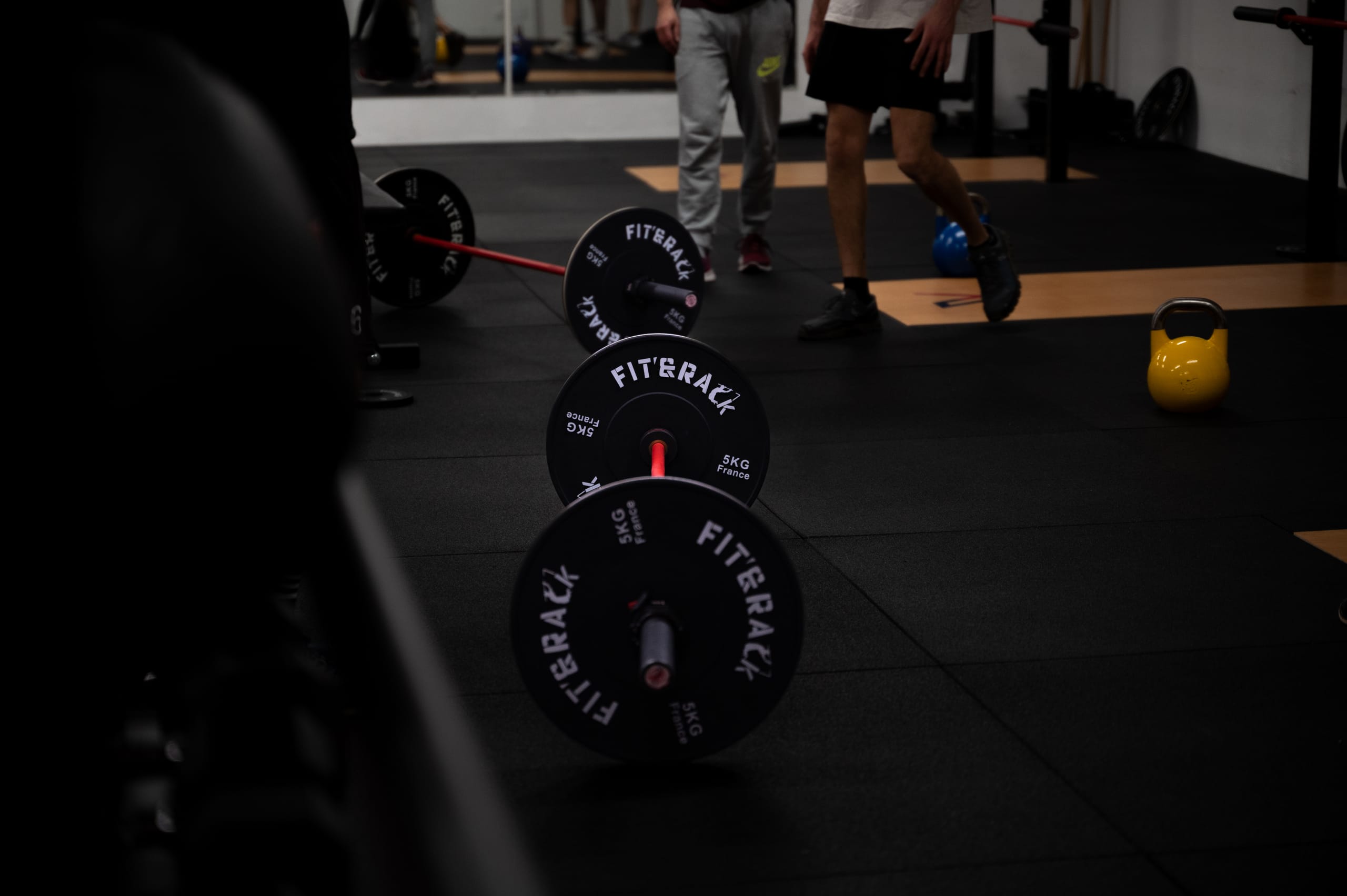 Barre chargée et disques olympiques de la salle Athletic Zone Ajaccio